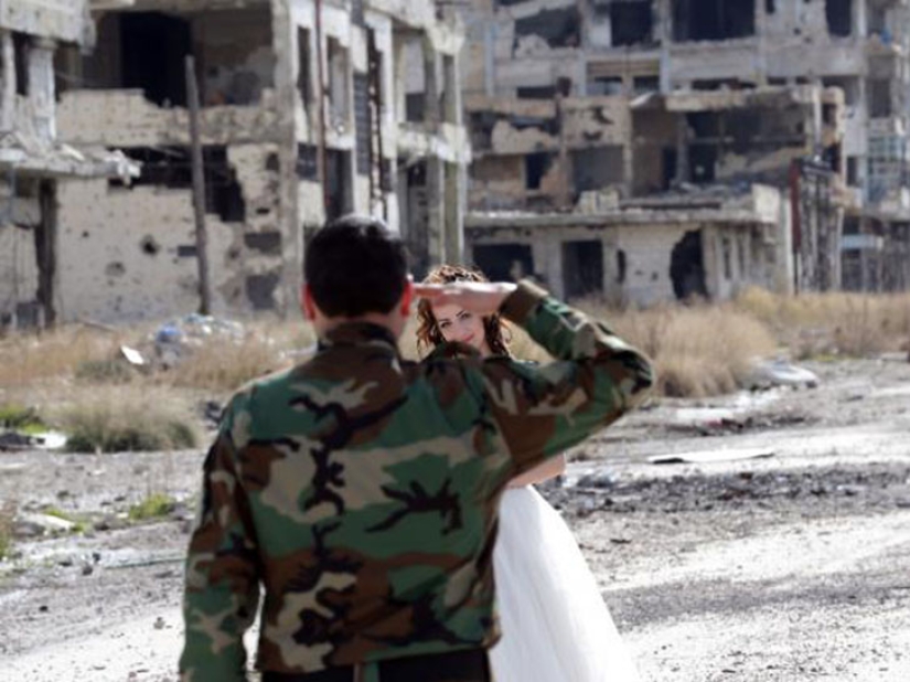 Guerra y paz: una pareja siria organizó una sesión de fotos de boda en las ruinas de Homs