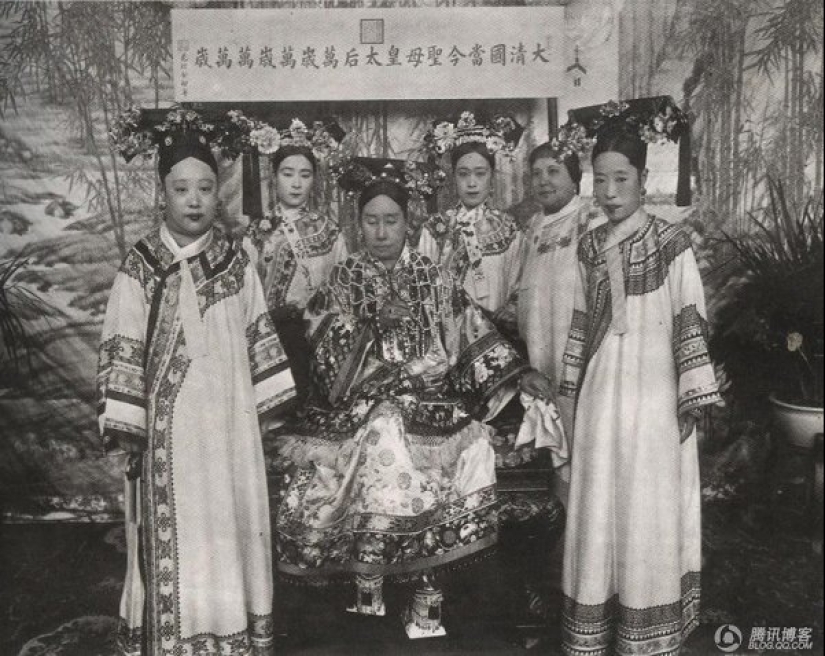 Harems of the Middle Kingdom: hierarchy, recorded sex and other "Chinese ceremonies"