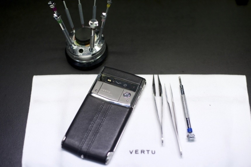 Hecho a mano en Inglaterra: cómo se fabrica Vertu: los teléfonos inteligentes más caros del mundo