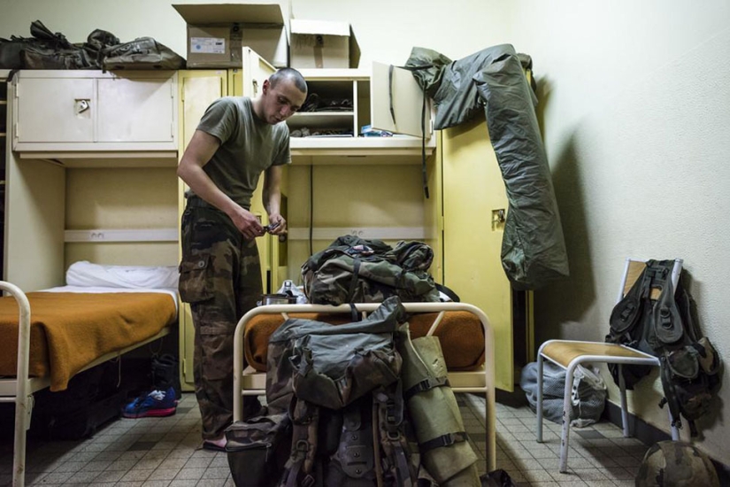 Hello, weapons: one day in the life of a French recruit