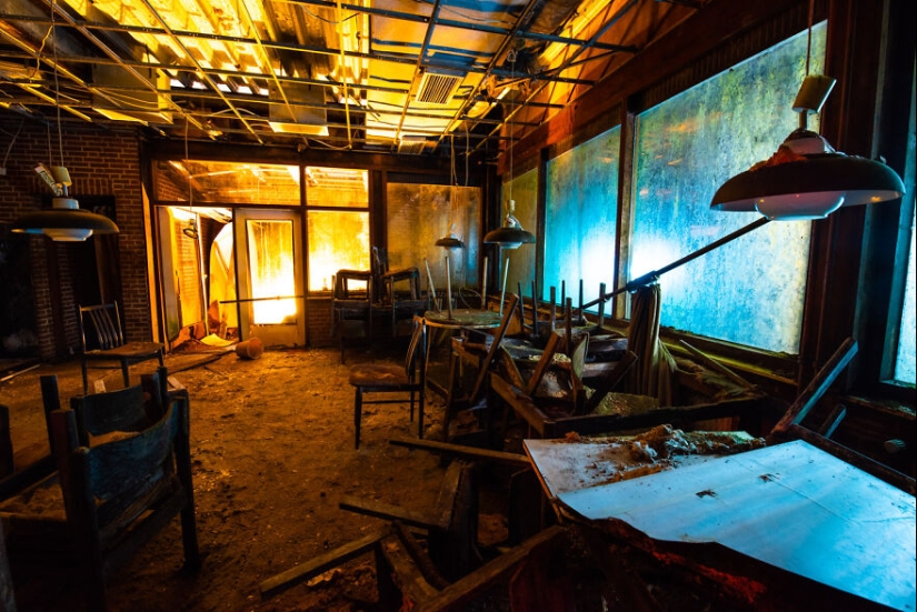 Here Are My 14 New Pics Which I Took At Abandoned Places At Night Using A Lot Of Light