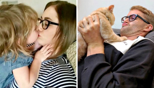 Hermano parodia fotos de hermana gemela con la ayuda de un gato