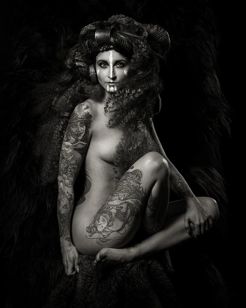 Hermosas chicas y sus tatuajes: 32 fotos en blanco y negro imbuidas de una estética encantadora