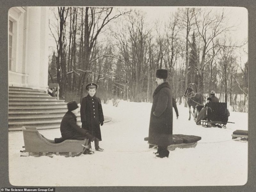 Hiking, hunting, fun games: rare photo captures the everyday life of the Royal family to exile and execution