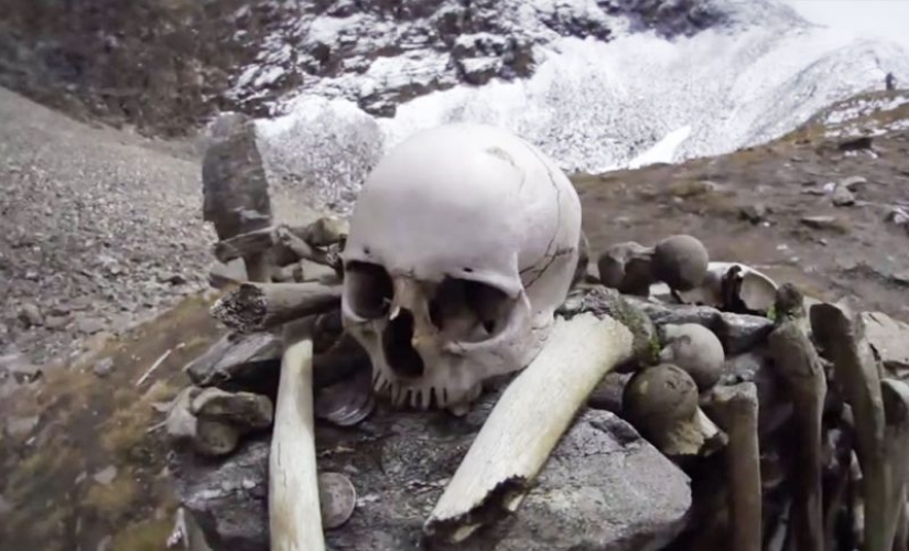 Himalayan Lake Roopkund is a cemetery of 500 people, which keeps its secret