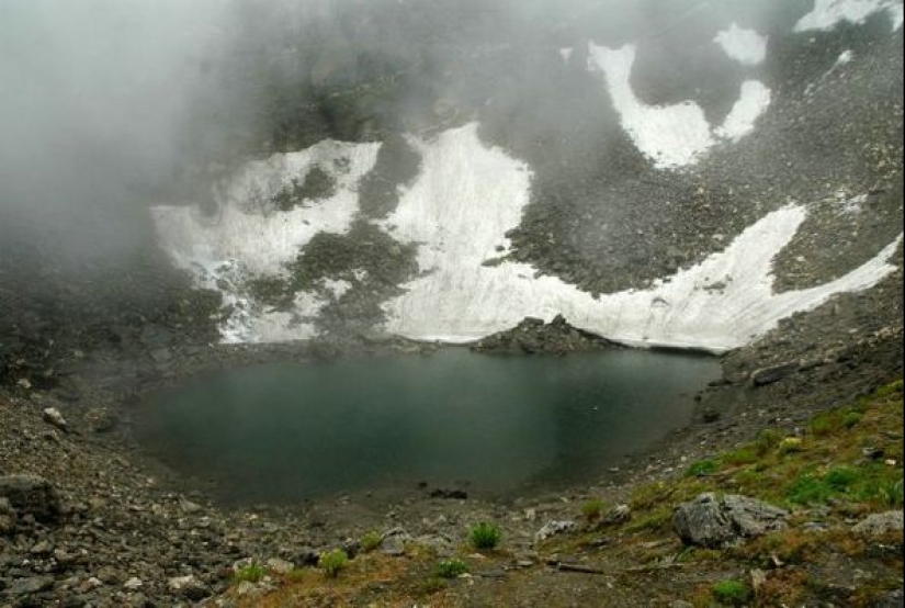 Himalayan Lake Roopkund is a cemetery of 500 people, which keeps its secret