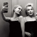 Húngaro fotógrafo flora Borsi y su selfie con las estrellas del pasado