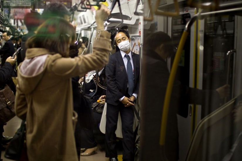 Hombre-máquina: la vida tragicómica de un plancton de oficina japonés