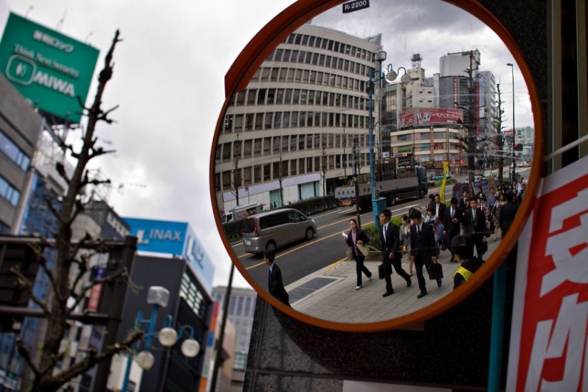 Hombre-máquina: la vida tragicómica de un plancton de oficina japonés