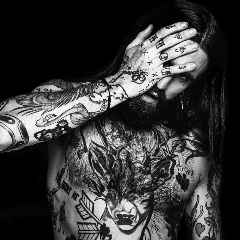 Hombres tatuados desnudos: en primer lugar, ¡es hermoso!