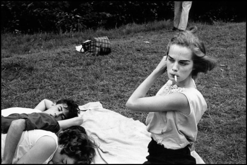 Honest and poignant photos from Bruce Davidson&#39;s album &quot;Brooklyn Gangs: Summer 1959&quot;