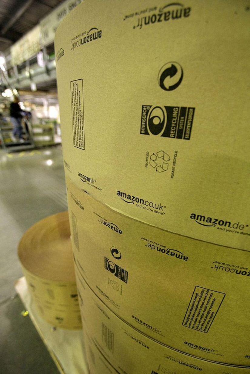 How Amazon warehouses around the world work