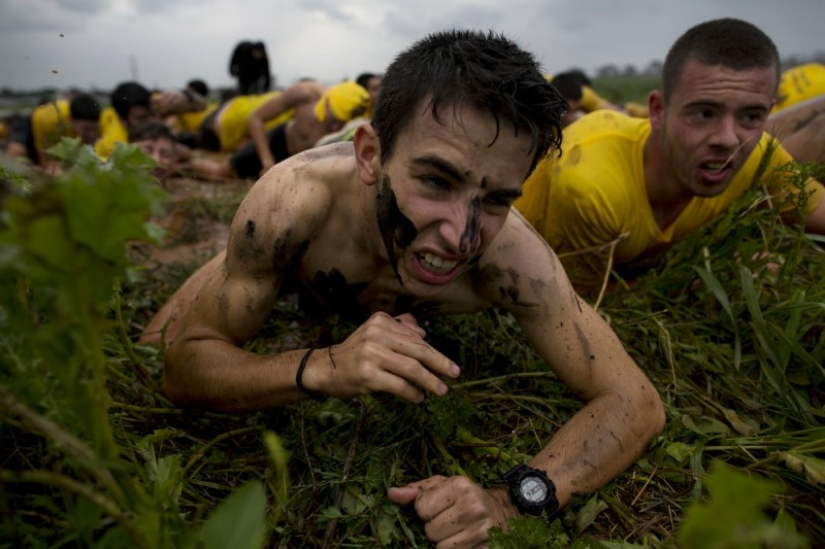 How are the military exercises of Israeli high school students