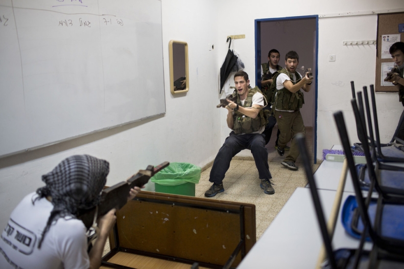 How are the military exercises of Israeli high school students