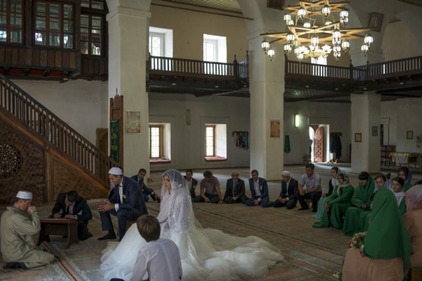 How are the weddings of the Crimean Tatars