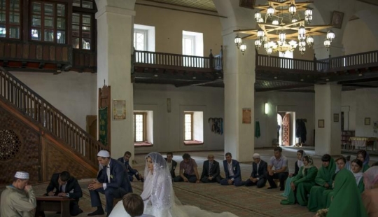 How are the weddings of the Crimean Tatars