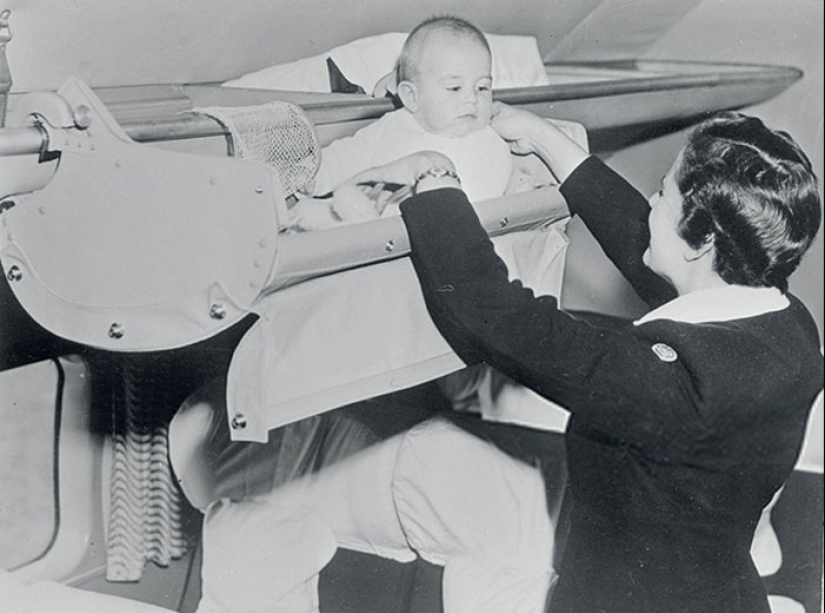 How children traveled on board an airplane in the 1950s
