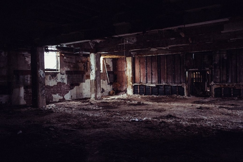 How do the inhabitants of Coober Pedy live, the city under the ground, which you definitely saw in the movies