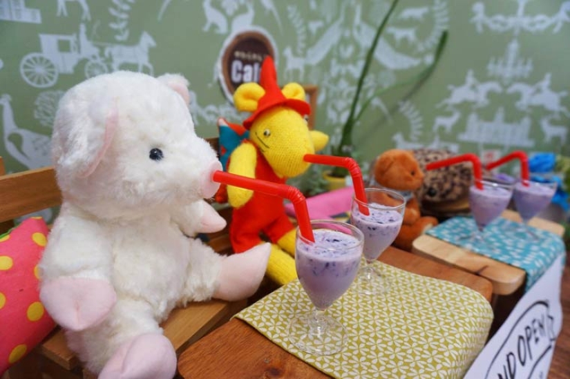 How does a Japanese plush toy cafe work?