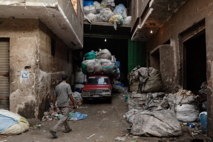 How does the Cairo "empire of scavengers" live, dictating its will to the Egyptian authorities