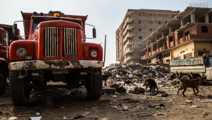 How does the Cairo "empire of scavengers" live, dictating its will to the Egyptian authorities