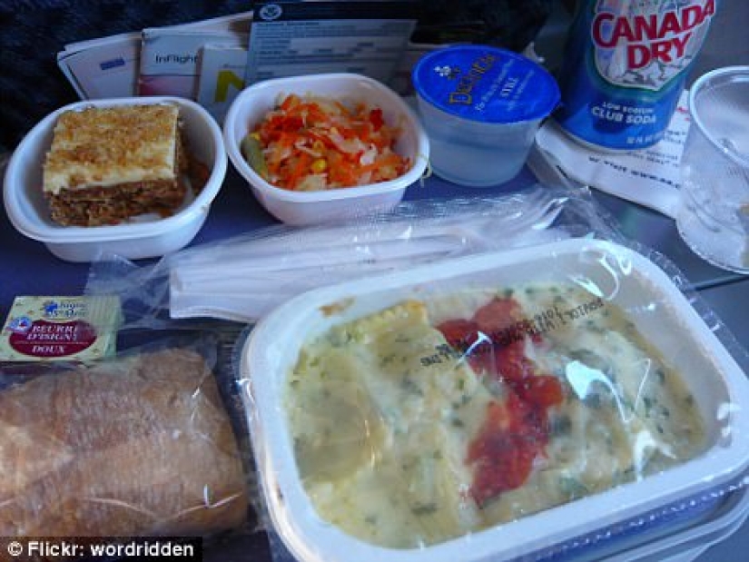 How is the food of passengers in business class and economy class on the plane different