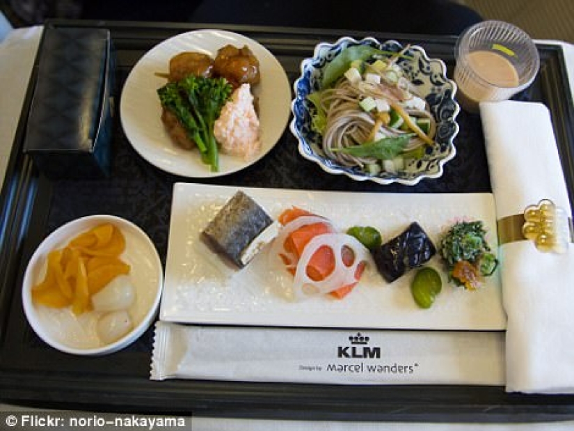 How is the food of passengers in business class and economy class on the plane different