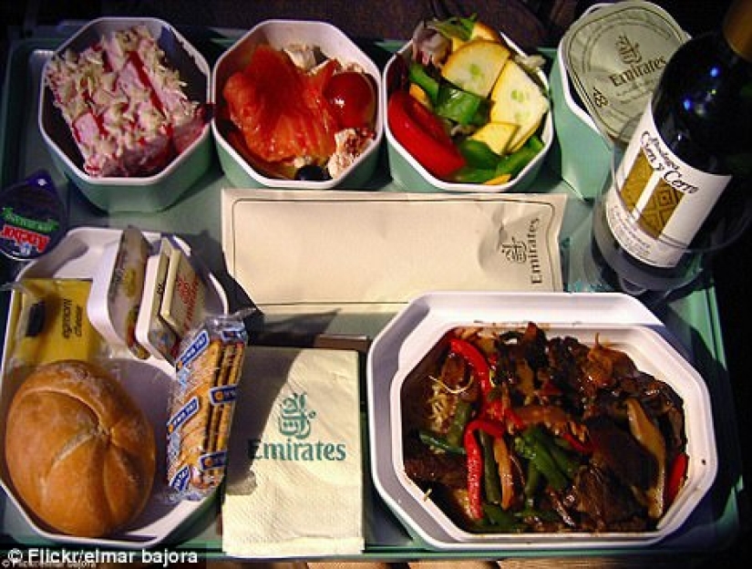 How is the food of passengers in business class and economy class on the plane different