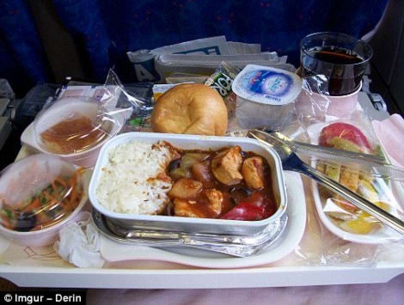 How is the food of passengers in business class and economy class on the plane different