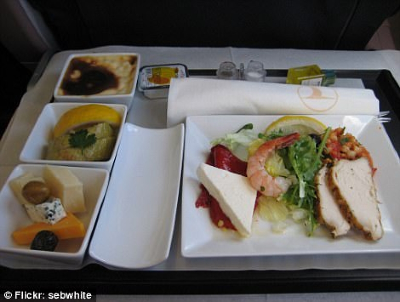 How is the food of passengers in business class and economy class on the plane different