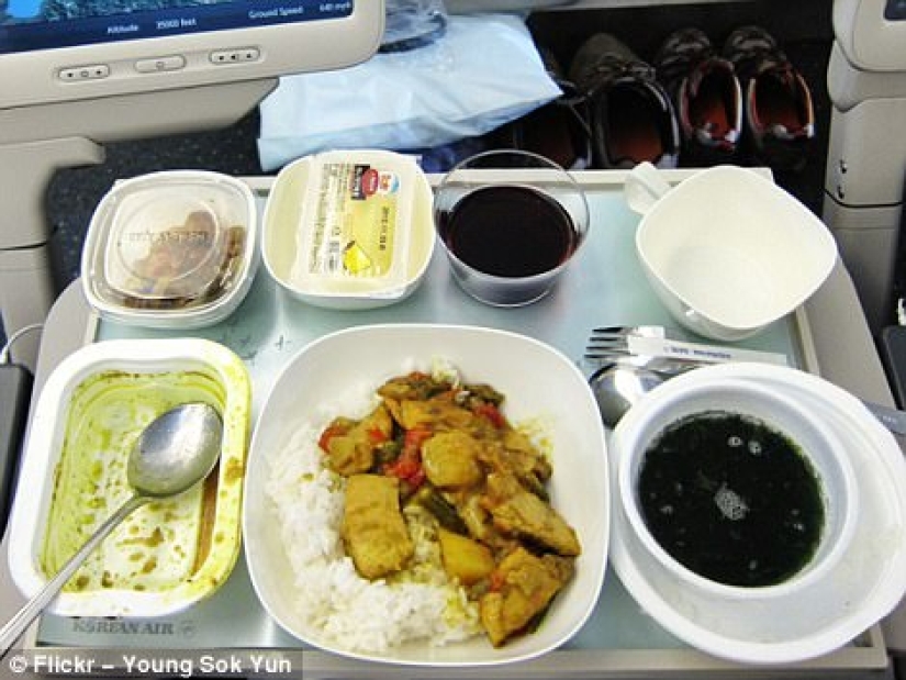 How is the food of passengers in business class and economy class on the plane different