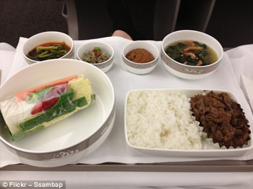 How is the food of passengers in business class and economy class on the plane different