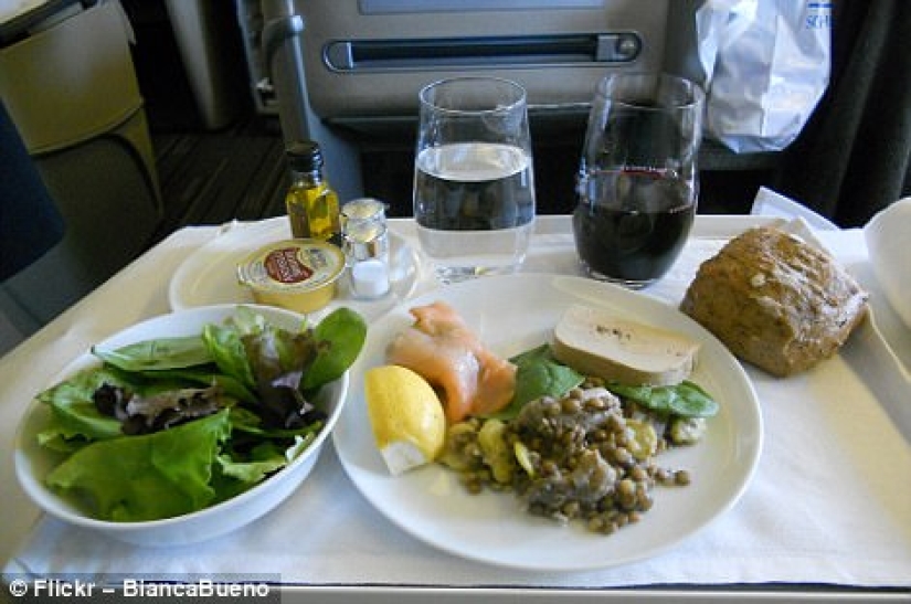 How is the food of passengers in business class and economy class on the plane different