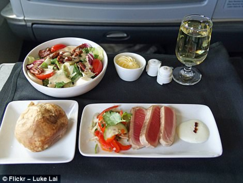 How is the food of passengers in business class and economy class on the plane different