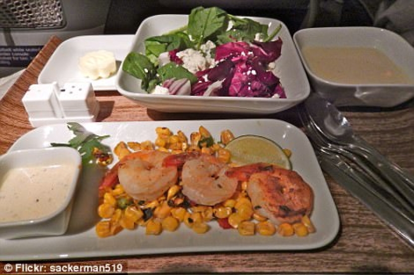 How is the food of passengers in business class and economy class on the plane different