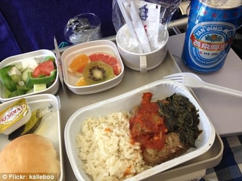 How is the food of passengers in business class and economy class on the plane different