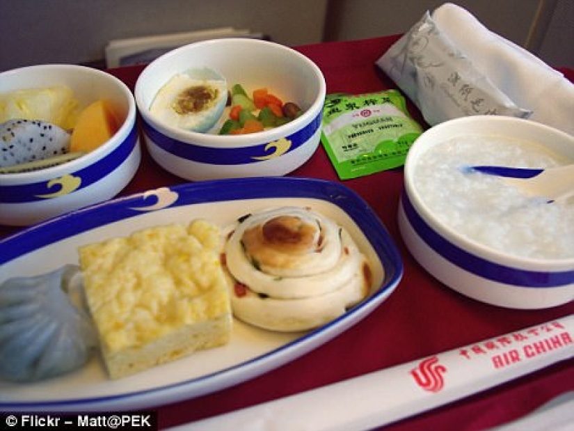 How is the food of passengers in business class and economy class on the plane different