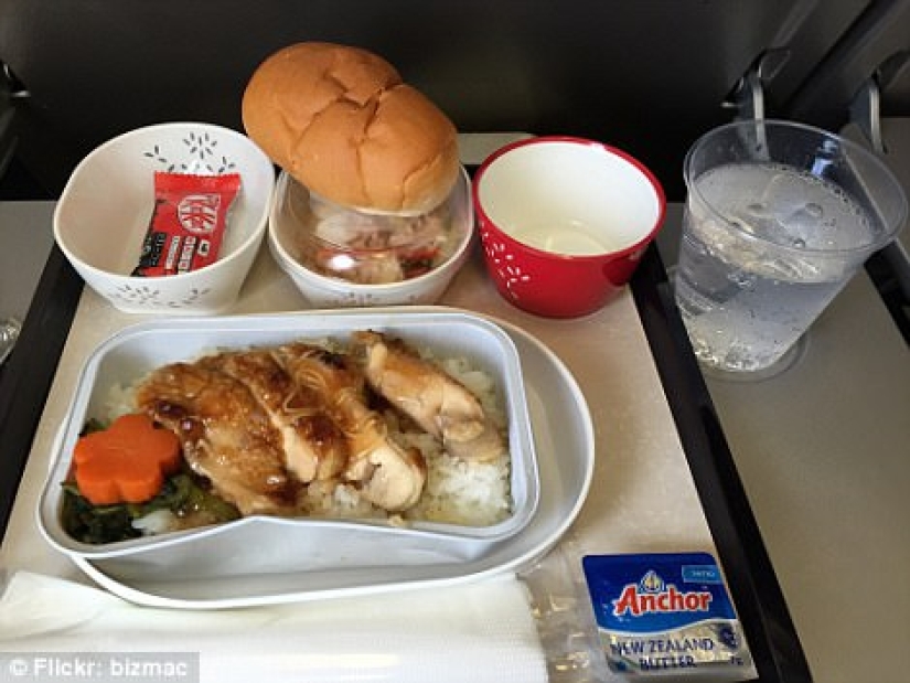 How is the food of passengers in business class and economy class on the plane different