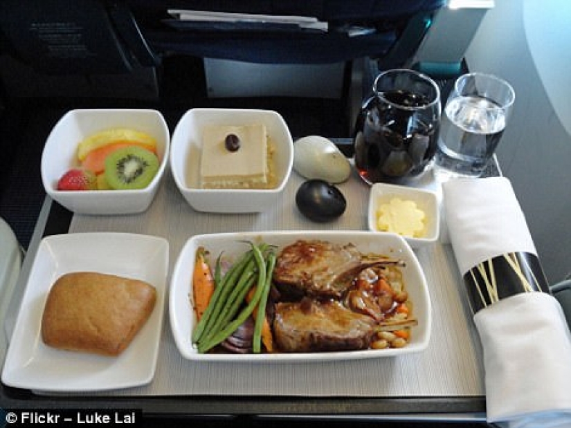 How is the food of passengers in business class and economy class on the plane different