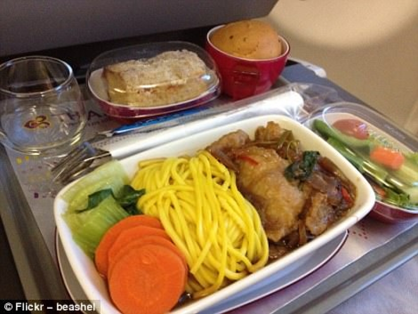 How is the food of passengers in business class and economy class on the plane different