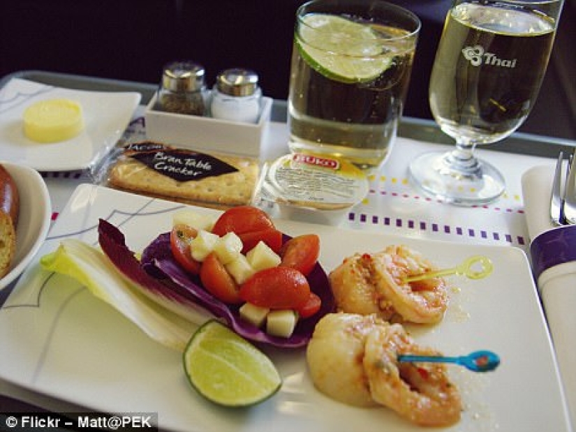 How is the food of passengers in business class and economy class on the plane different