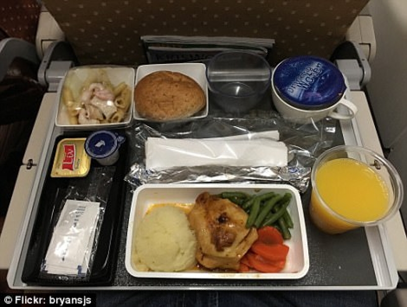 How is the food of passengers in business class and economy class on the plane different