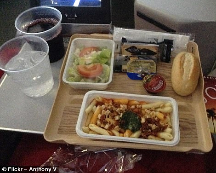 How is the food of passengers in business class and economy class on the plane different