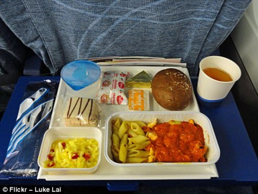 How is the food of passengers in business class and economy class on the plane different