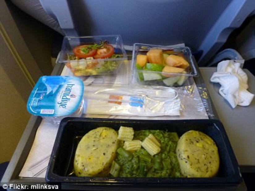 How is the food of passengers in business class and economy class on the plane different