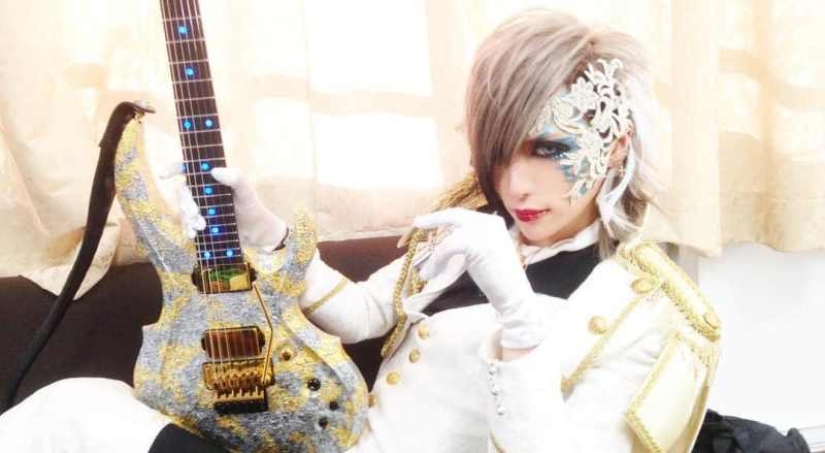 How Japanese musician MiA modifies his body to play guitar better