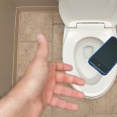 How not to drown your smartphone: an idea for those who do not part with the phone even in the toilet