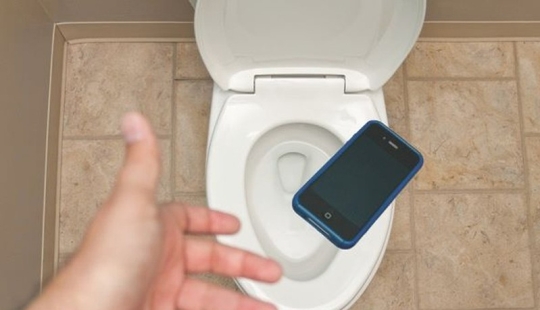 How not to drown your smartphone: an idea for those who do not part with the phone even in the toilet