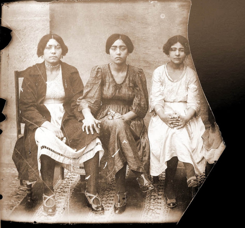How the faces of Iranian women of the 1920s and 1950s changed