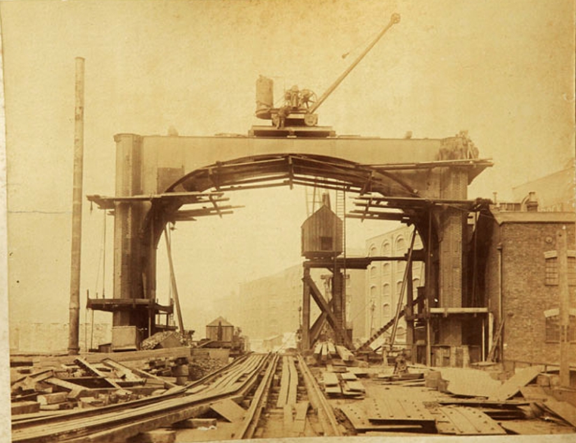 How the Tower Bridge was built